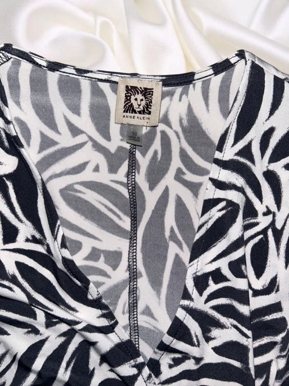 Anne Klein Black and White Leaf-Print V-Neck Dress